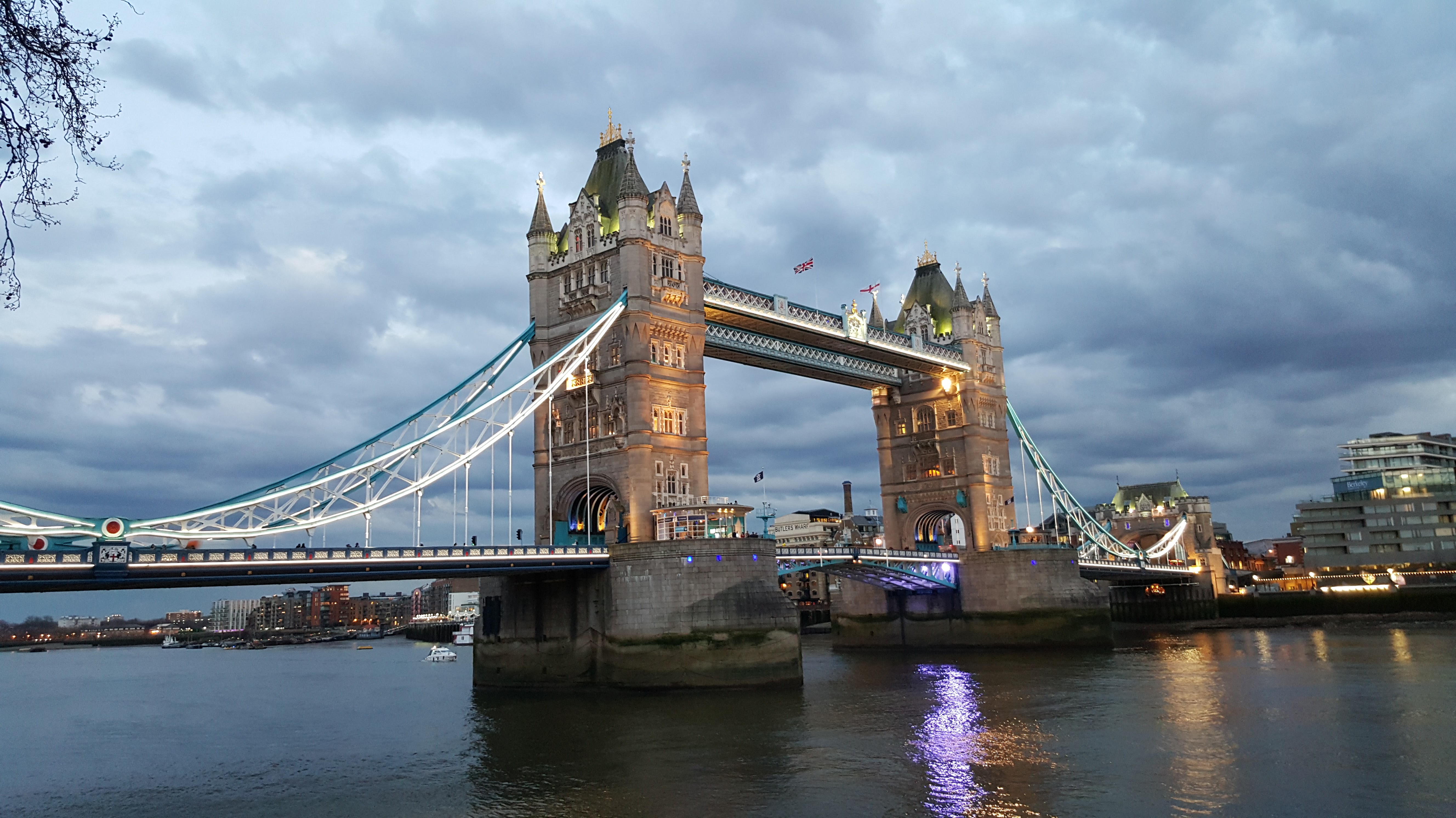 Vista panorámica de Londres con el Tower Bridge y el río Támesis